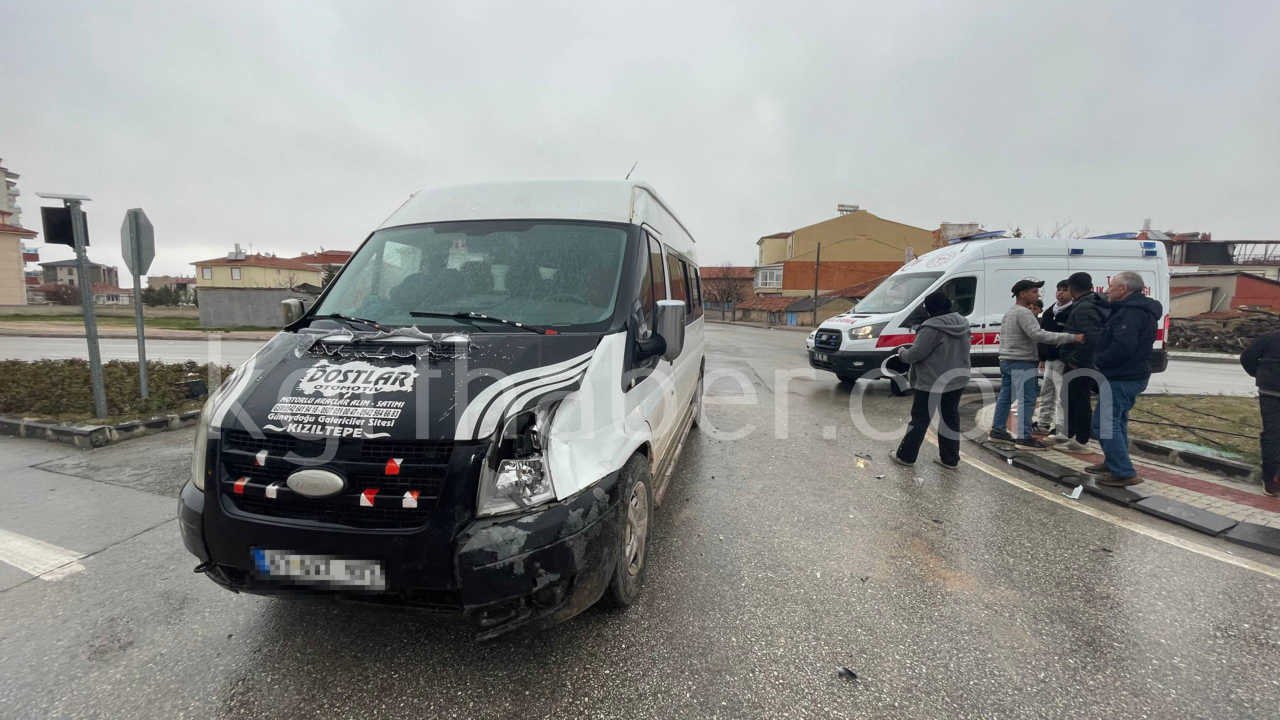 Minibusle Motosiklet Kavsakta Carpisti 1 Yarali4