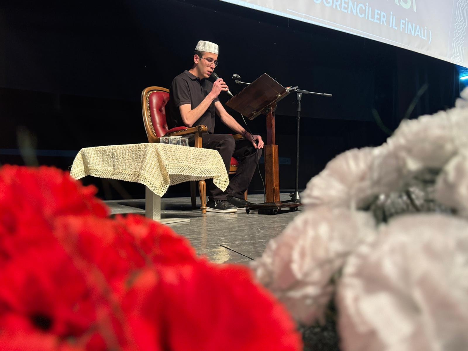 Ogrenciler Kuran I Kerimi Guzel Okumak Icin Yaristi (1)