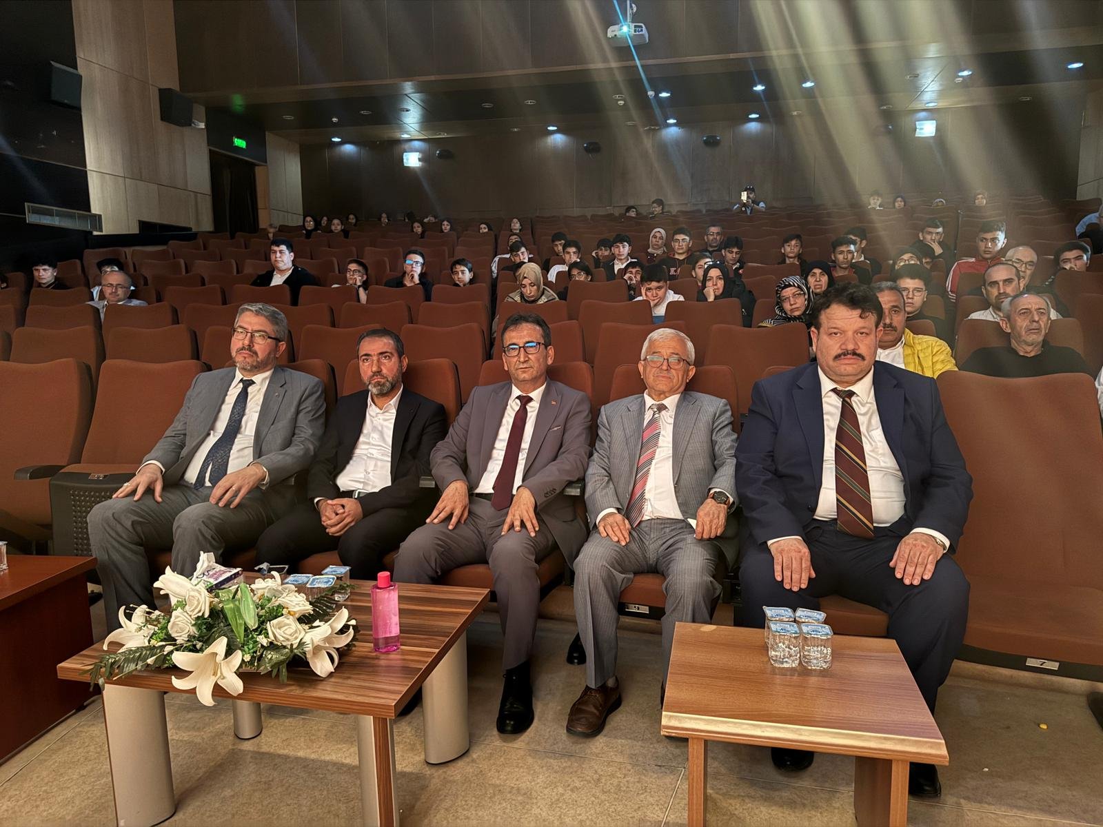 Ogrenciler Kuran I Kerimi Guzel Okumak Icin Yaristi (2)