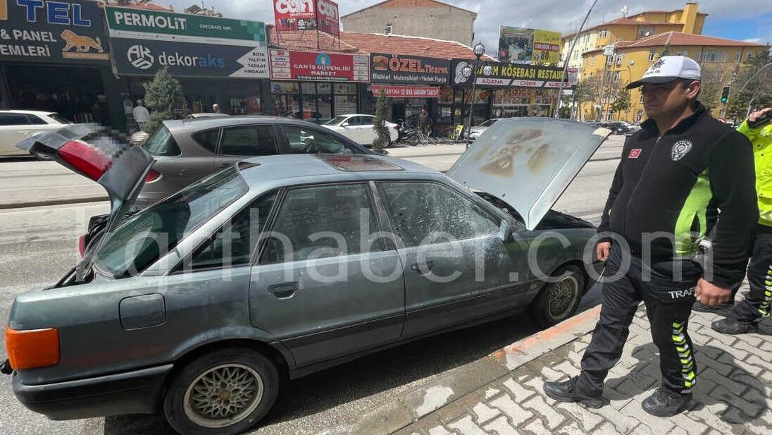 Otomobildeki Yangini Cevredeki Esnaf Sondurdu3