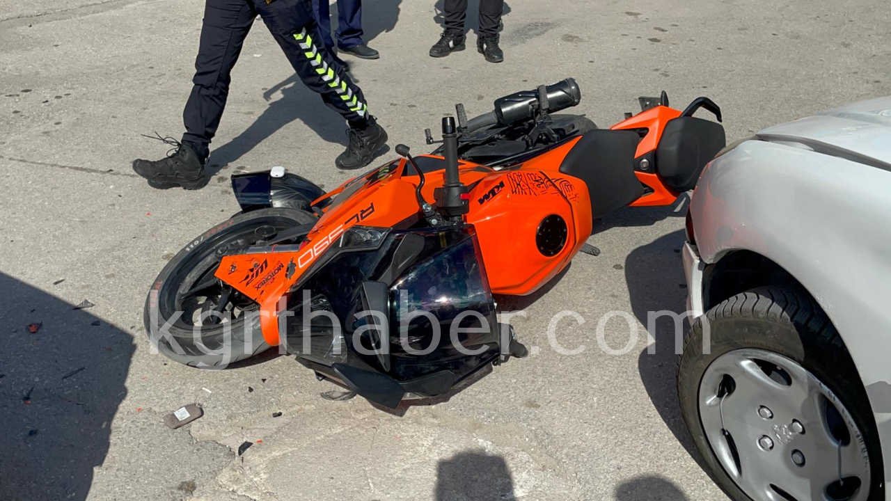 Otomobille Carpisan Motosiklet Park Halindeki Araca Carpti 1 Yarali2