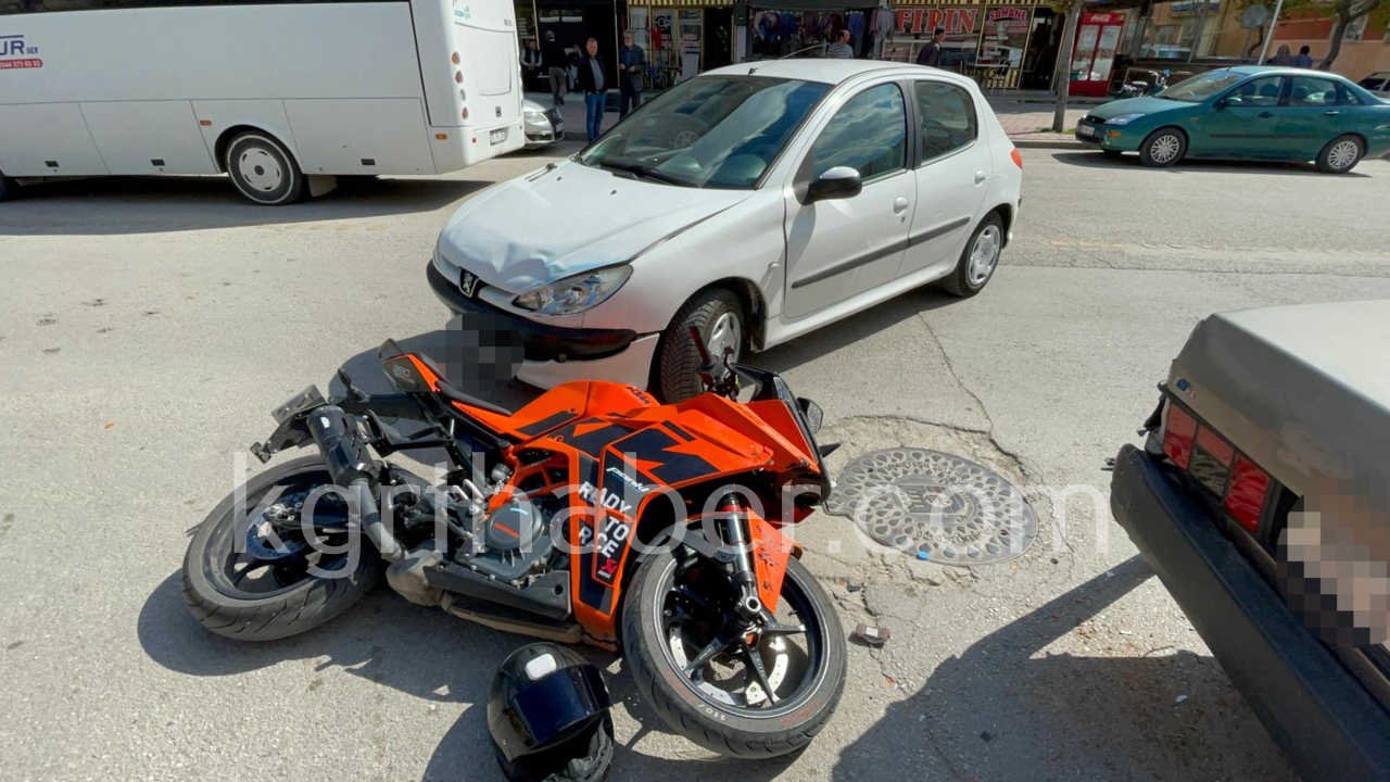 Otomobille Carpisan Motosiklet Park Halindeki Araca Carpti 1 Yarali5