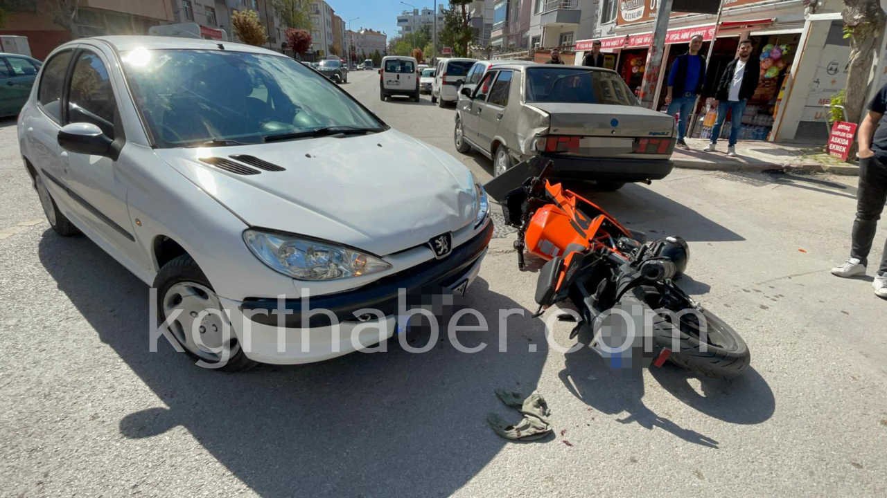 Otomobille Carpisan Motosiklet Park Halindeki Araca Carpti 1 Yarali6