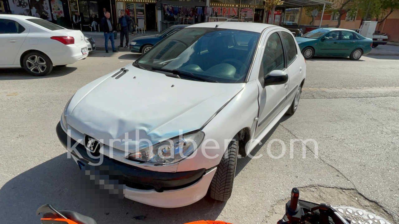 Otomobille Carpisan Motosiklet Park Halindeki Araca Carpti 1 Yarali8