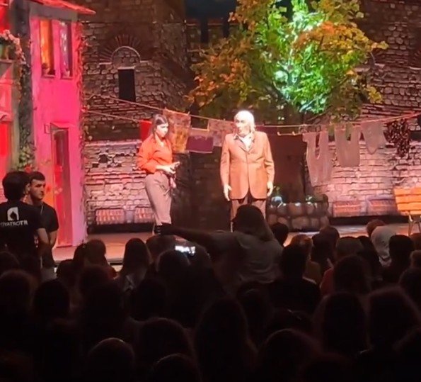 Sahnede Seyirciyle Tartisan Mujdat Gezen Hastanelik Oldu (1)