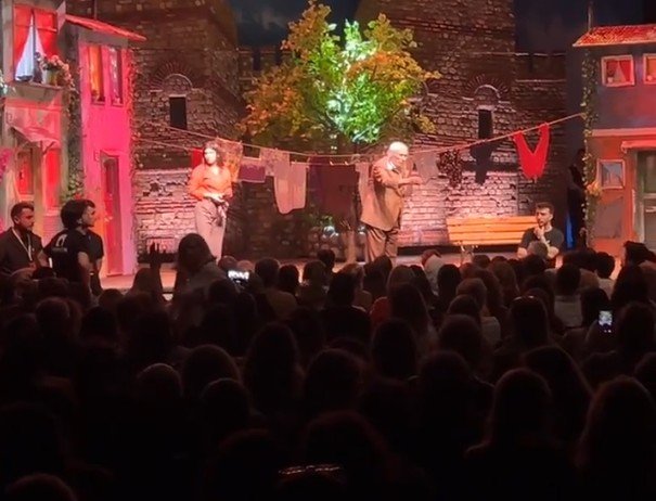 Sahnede Seyirciyle Tartisan Mujdat Gezen Hastanelik Oldu (2)