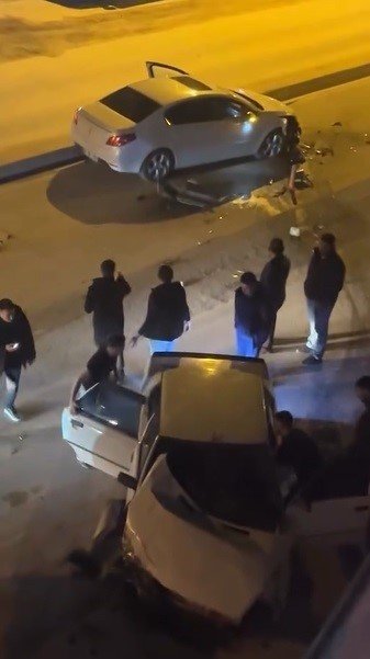 Ters Seritte Facia Otomobiller Kafa Kafaya Carpisti (1)