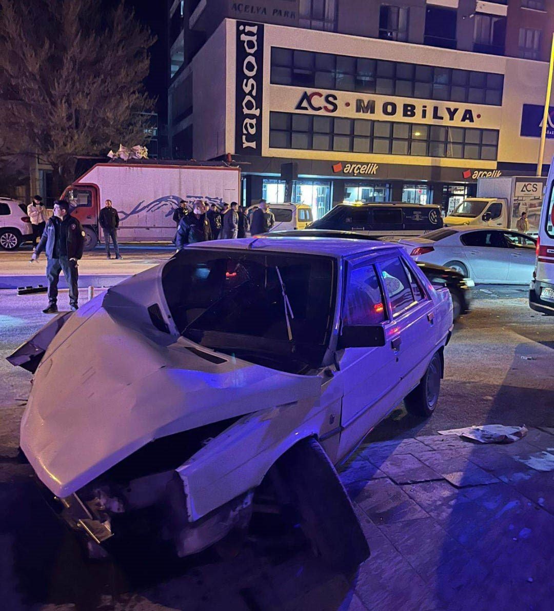 Ters Seritte Facia Otomobiller Kafa Kafaya Carpisti (3)