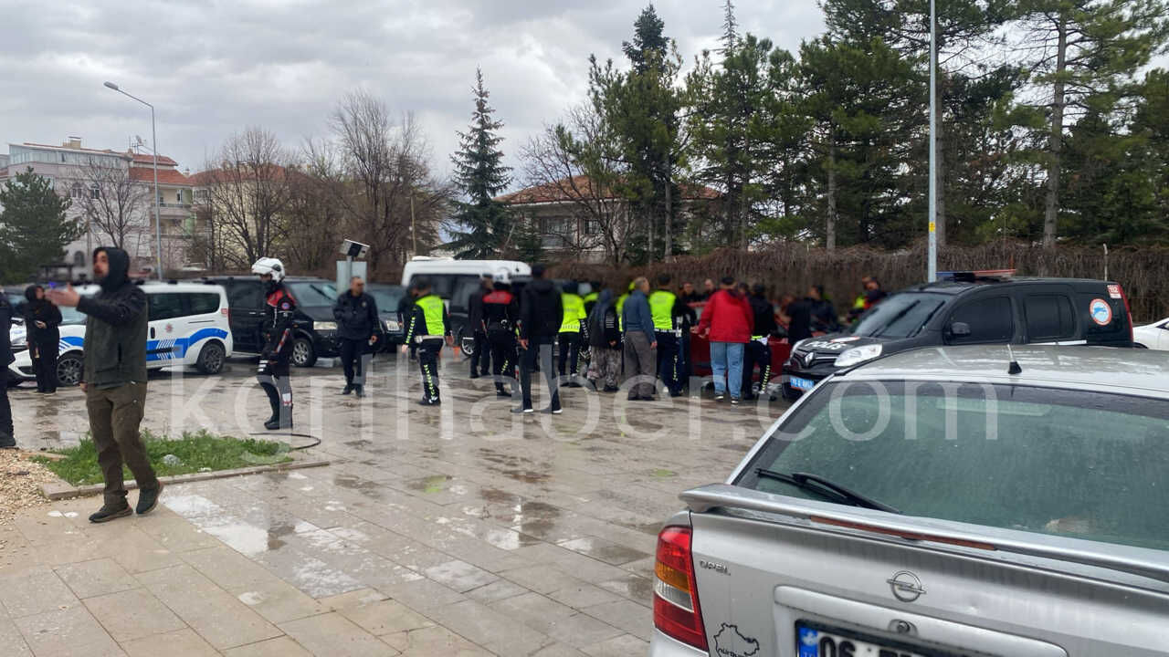 Trafik Isiklarindaki Kavga Kisa Surede Buyudu0