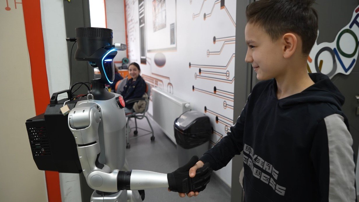 Turkiyenin Nufusa Kaydedilen Ilk Robotu Goreve Basladi (1)