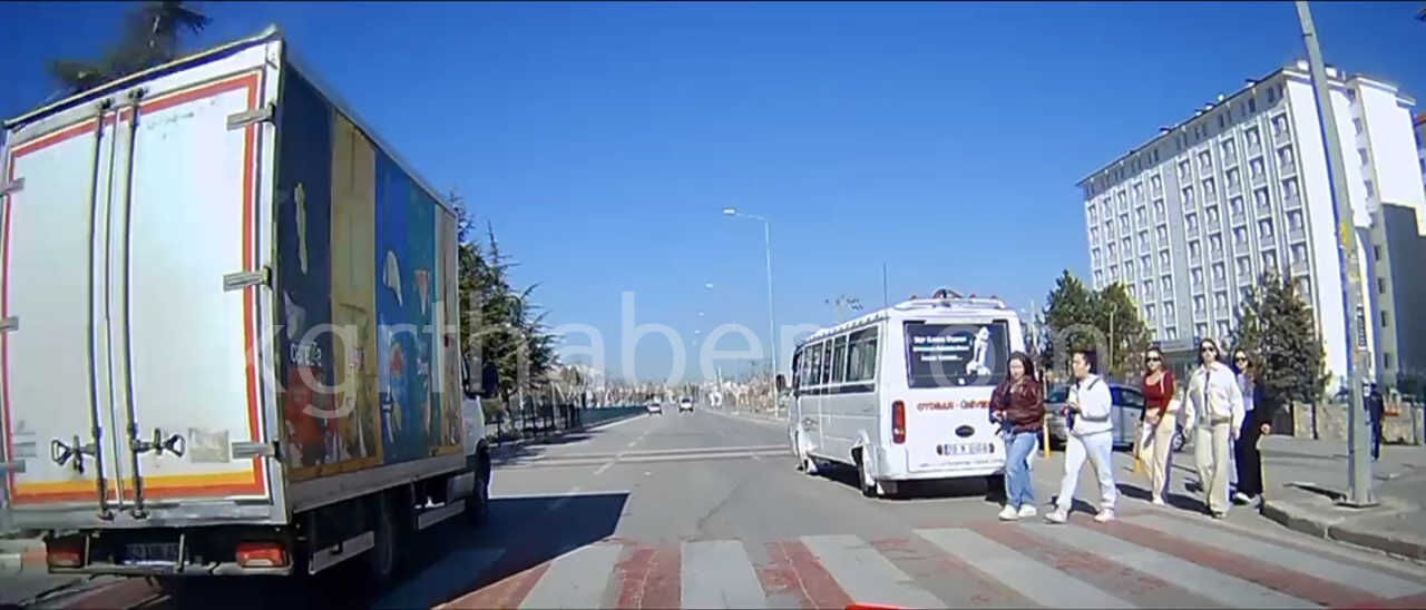 Universite Yolunda Yaya Gecidinde Yaya Onceligini Hice Sayan Surucu Kamerada0