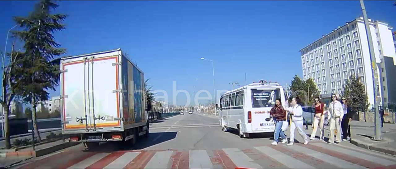 Universite Yolunda Yaya Gecidinde Yaya Onceligini Hice Sayan Surucu Kamerada1