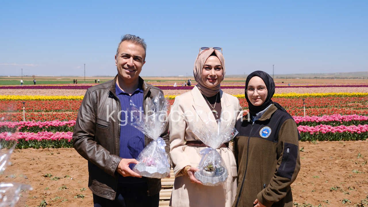 Vali Cicek Ve Il Protokolu Lale Tarlasini Gezdi14