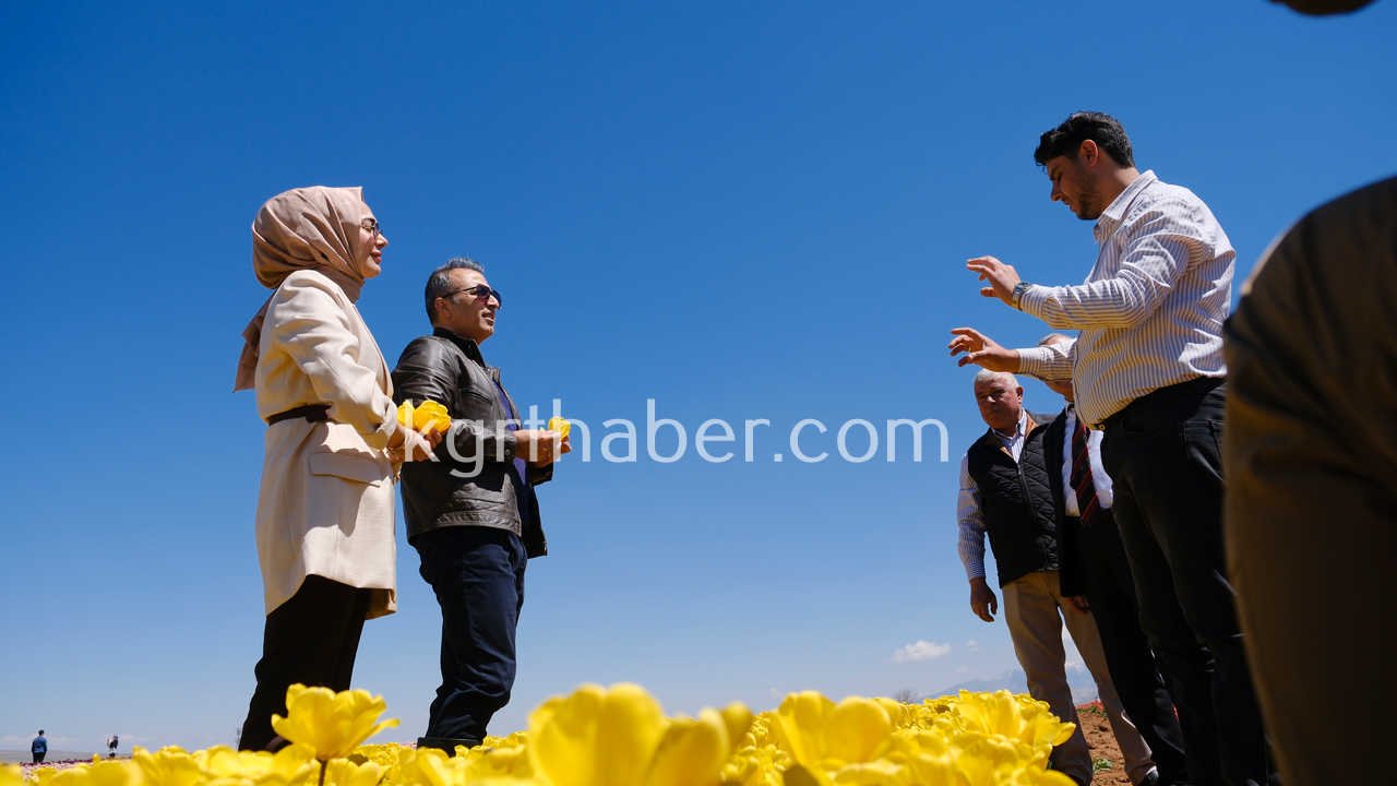 Vali Cicek Ve Il Protokolu Lale Tarlasini Gezdi17