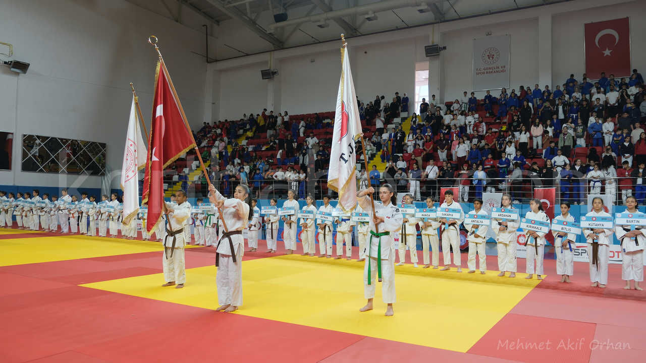 71 Ilden 1365 Sporcu Turk Dil Bayrami Icin Karamanda Bulustu0