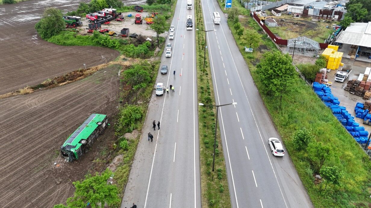bayram-yolunda-dehset-otobus-devrildi-46-yarali1