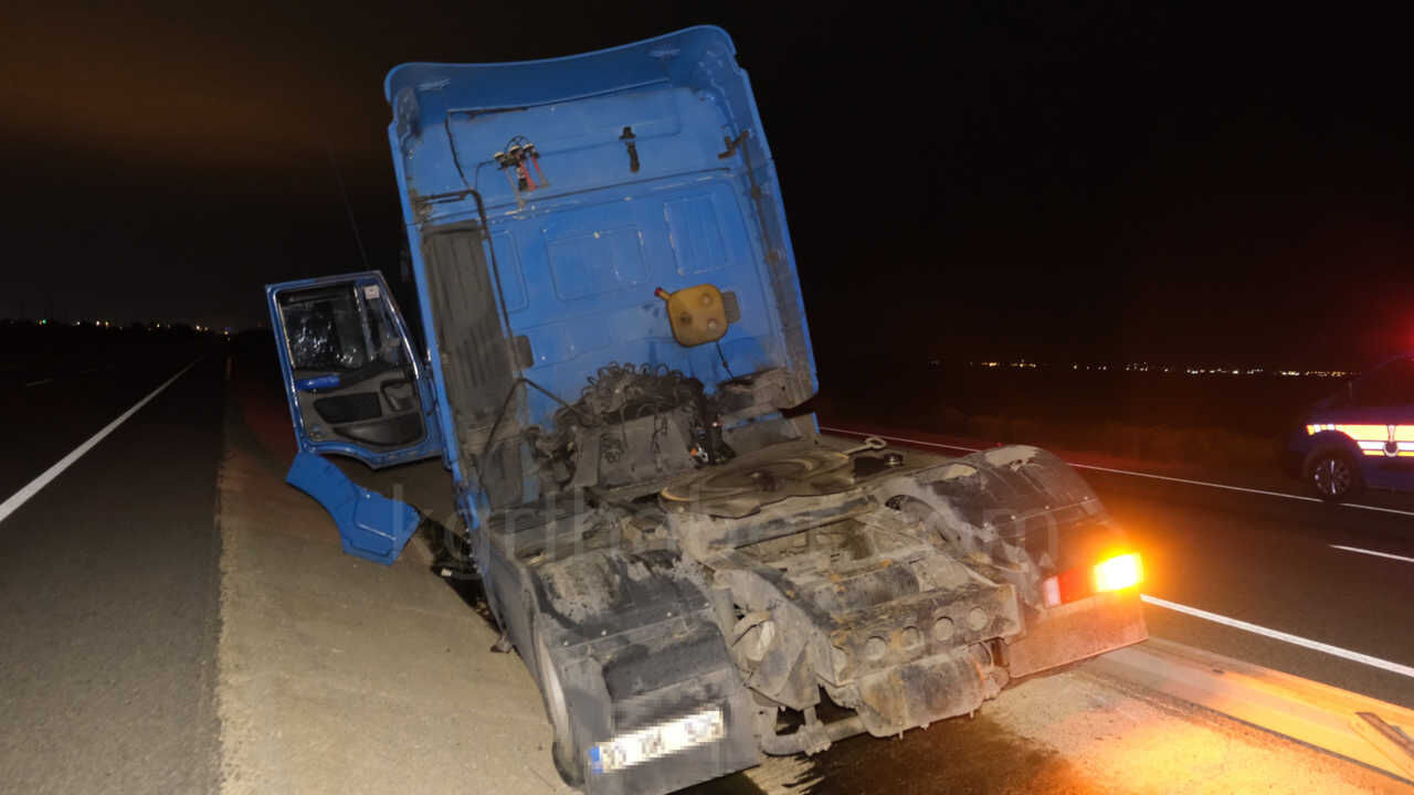 Bariyerlere Carparak 100 Metre Suruklenen Tir Refuje Dustu 1 Yarali11