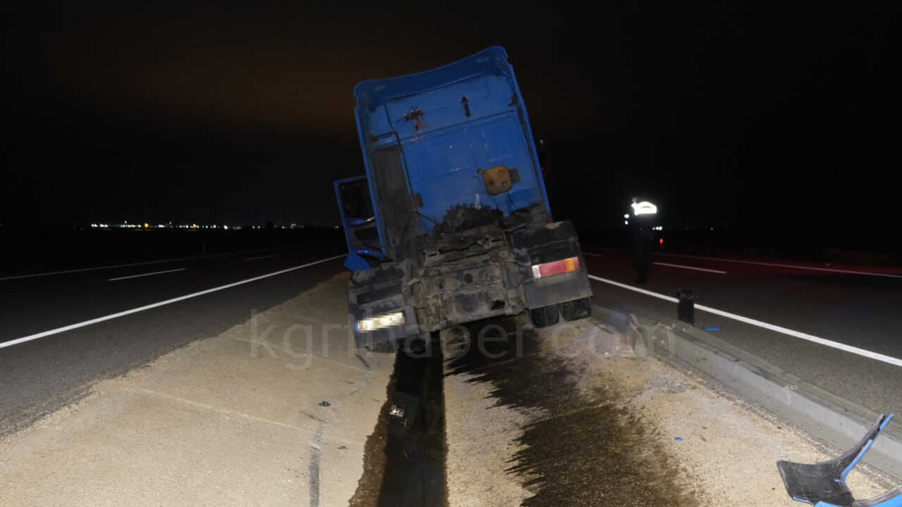 Bariyerlere Carparak 100 Metre Suruklenen Tir Refuje Dustu 1 Yarali12