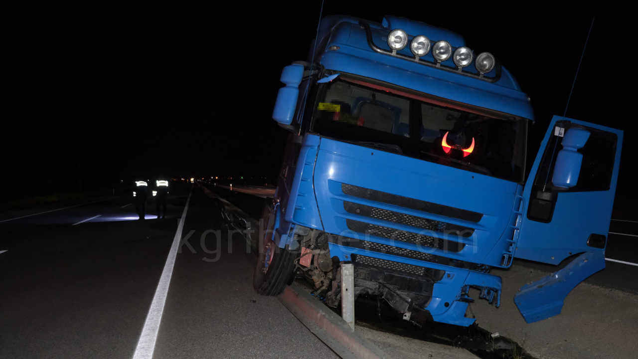 Bariyerlere Carparak 100 Metre Suruklenen Tir Refuje Dustu 1 Yarali13
