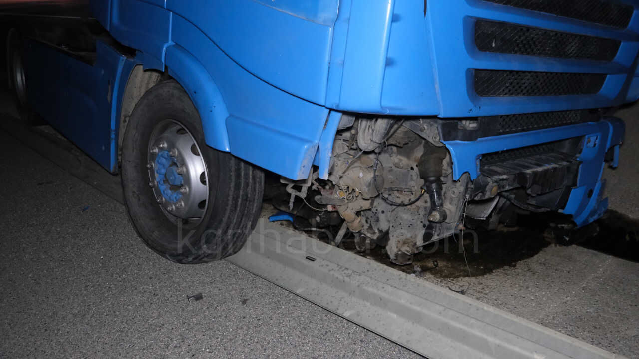 Bariyerlere Carparak 100 Metre Suruklenen Tir Refuje Dustu 1 Yarali5