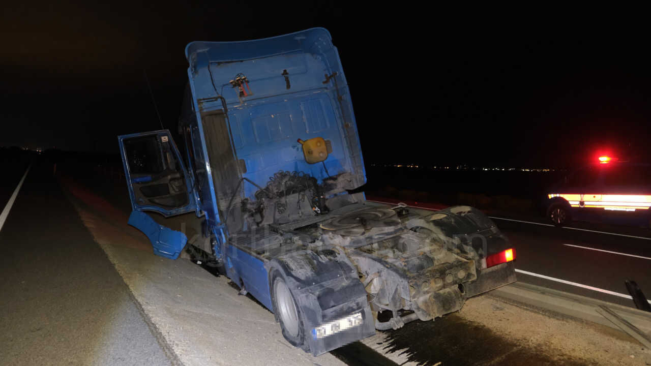 Bariyerlere Carparak 100 Metre Suruklenen Tir Refuje Dustu 1 Yarali7