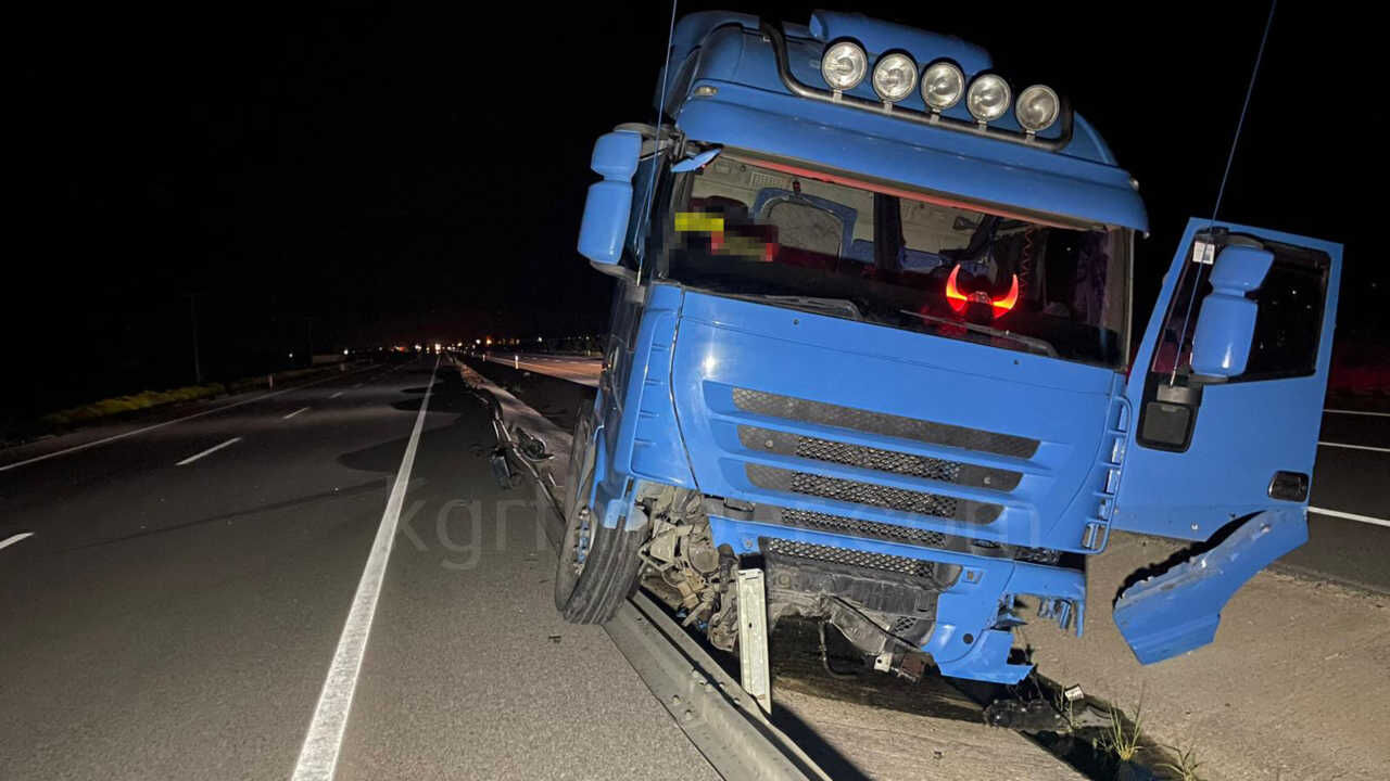 Bariyerlere Carparak 100 Metre Suruklenen Tir Refuje Dustu 1 Yarali8
