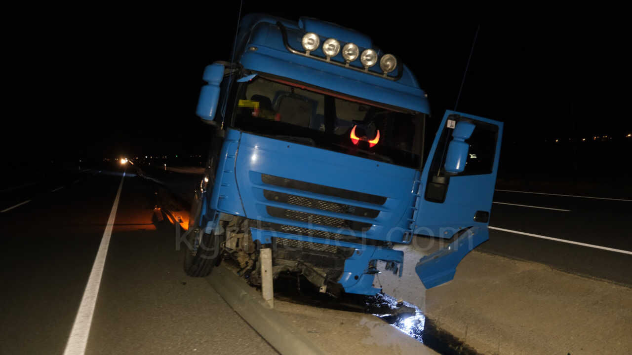 Bariyerlere Carparak 100 Metre Suruklenen Tir Refuje Dustu 1 Yarali9