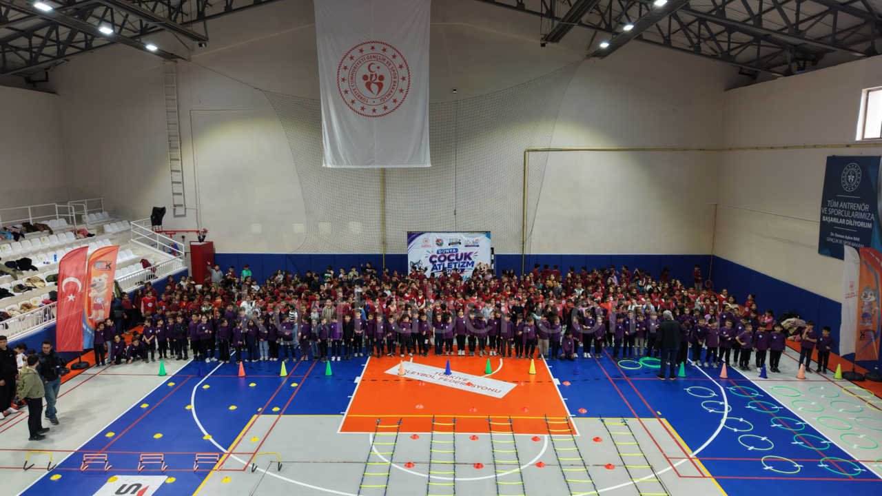 Bin 500 Ogrenci Dunya Cocuk Atletizm Gununde Hem Eglendi Hem Spor Yapti0 (1)