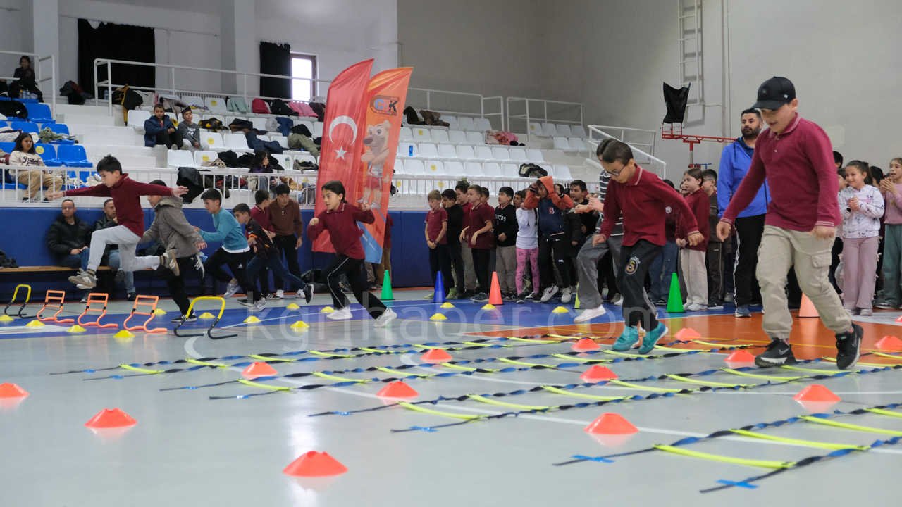 Bin 500 Ogrenci Dunya Cocuk Atletizm Gununde Hem Eglendi Hem Spor Yapti3