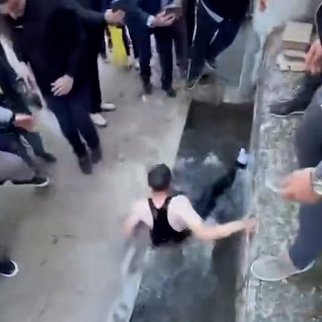 Boluda Ilginc Bayram Gelenegi Namaza Gelmeyenleri Buz Gibi Suya Attilar (3)