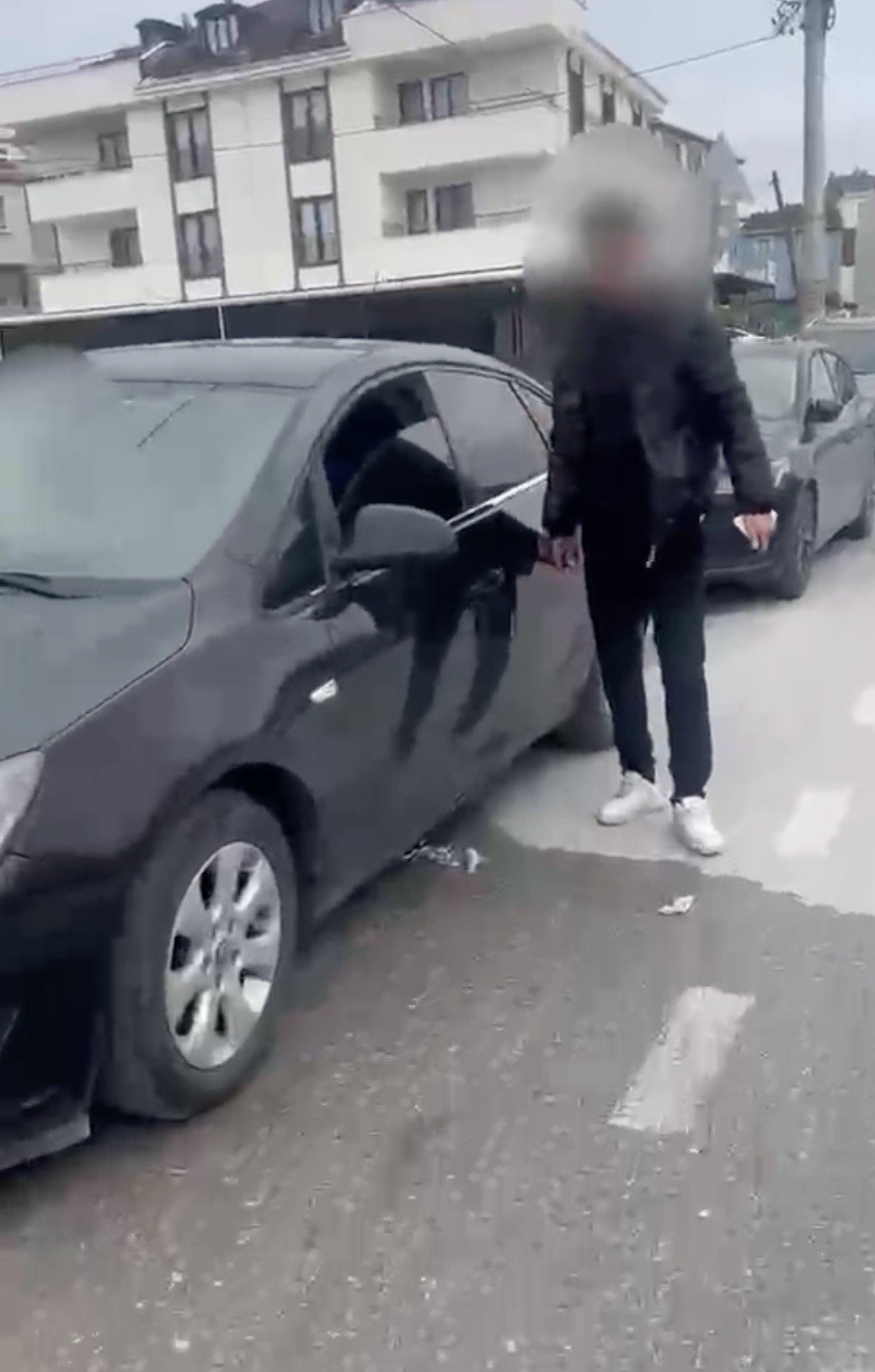 Bursada Cevreyi Kirleten Surucuye Ilginc Ceza Kirlettigi Yeri Temizledi (2)
