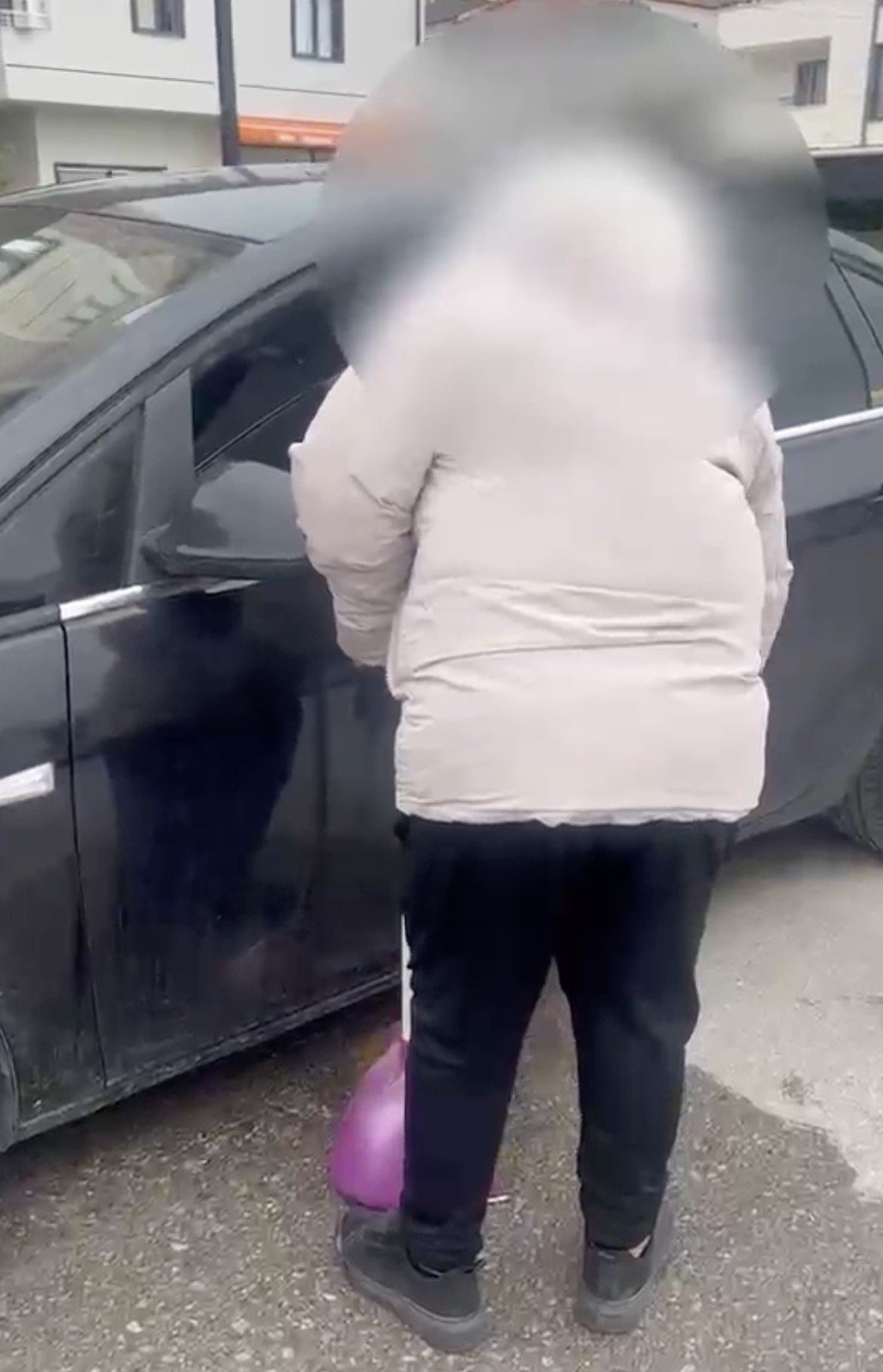 Bursada Cevreyi Kirleten Surucuye Ilginc Ceza Kirlettigi Yeri Temizledi (3)