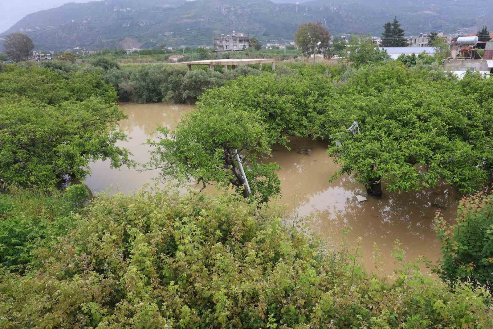 Hatayda Sel Felaketi 2 Kisi Hayatini Kaybetti Bazi Okullar Tatil Edildi (1)
