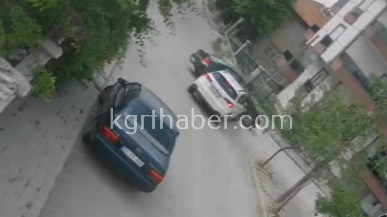 İki Aracın Çarpıştığı Kaza Güvenlik Kamerasına Yansıdı1