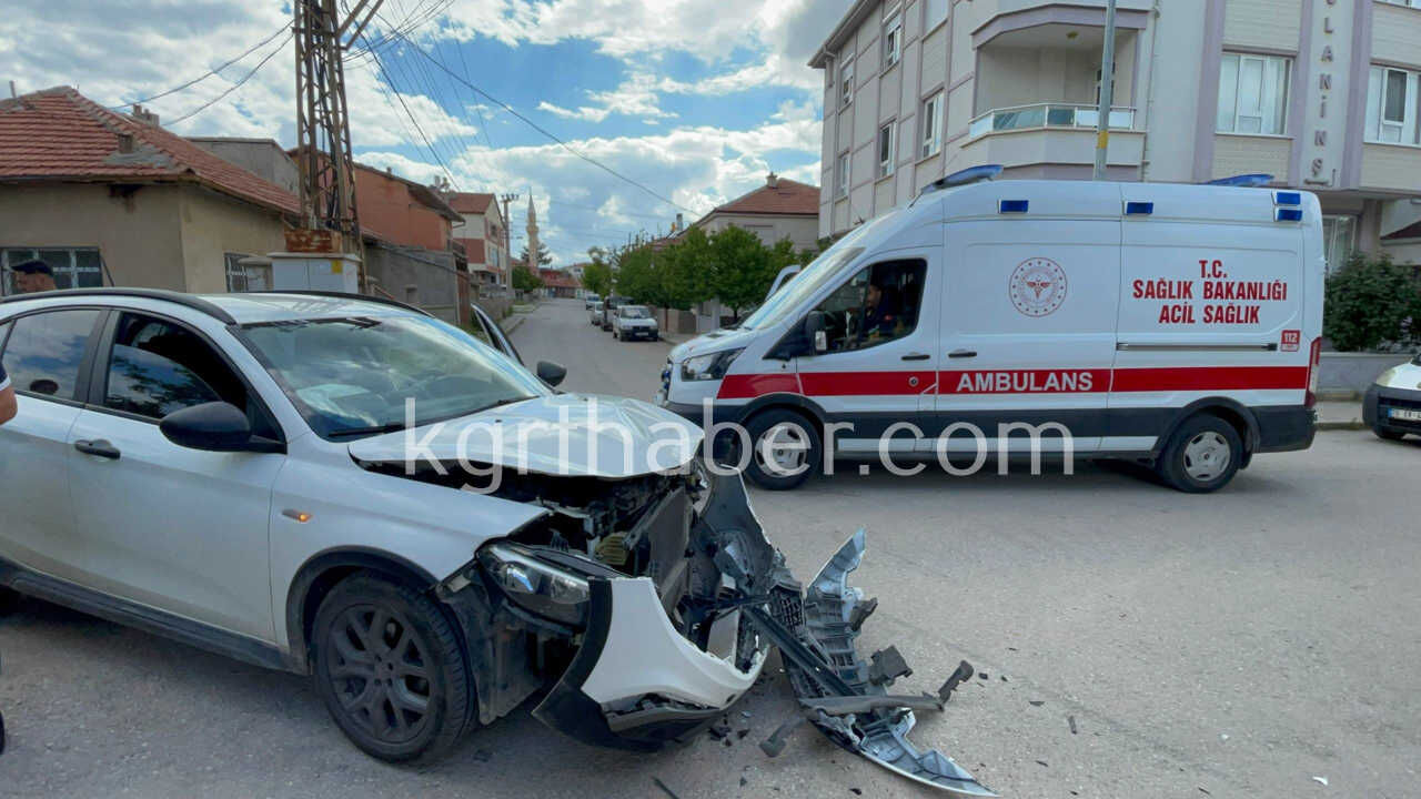 İki Aracın Çarpıştığı Kaza Güvenlik Kamerasına Yansıdı2