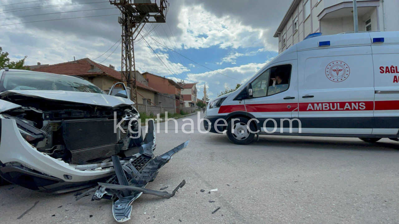 İki Aracın Çarpıştığı Kaza Güvenlik Kamerasına Yansıdı3