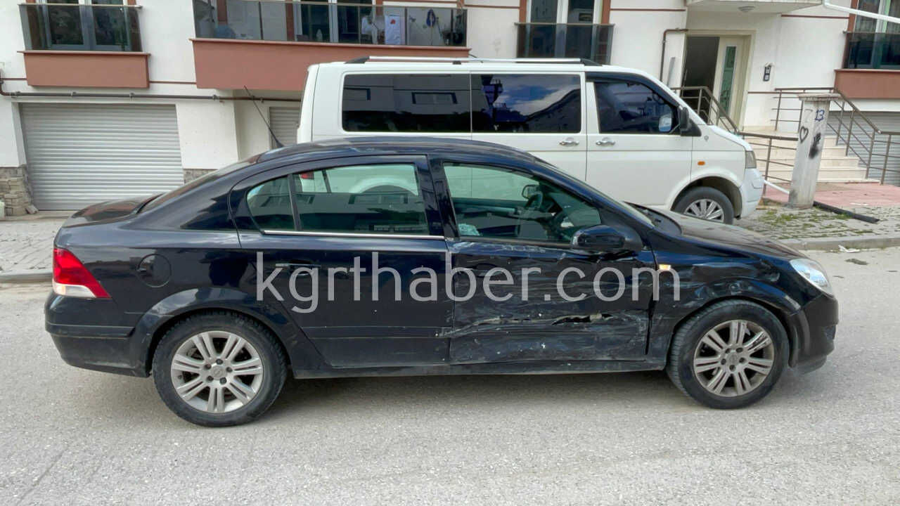 İki Aracın Çarpıştığı Kaza Güvenlik Kamerasına Yansıdı4