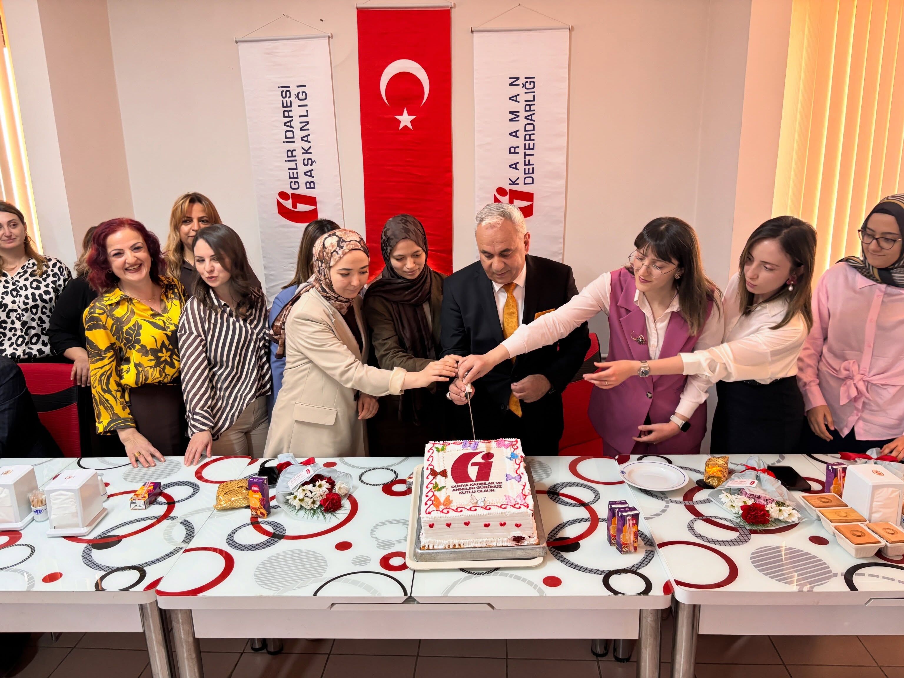 Karaman Defterdarliginda Kadinlar Ve Anneler Gunu Unutulmadi (4)