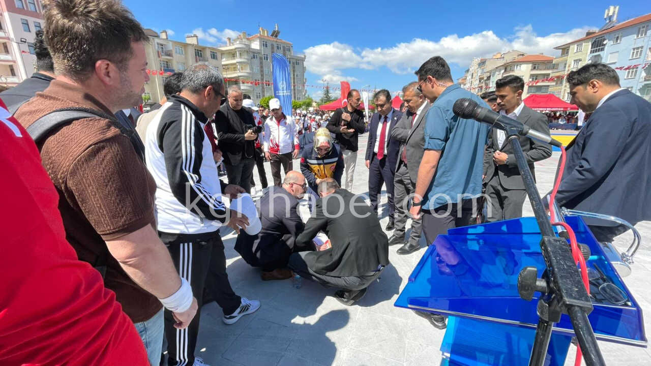 Karamanda 19 Mayis Kutlamalarinda Bayilan Gencin Yardimina Protokol Kostu0