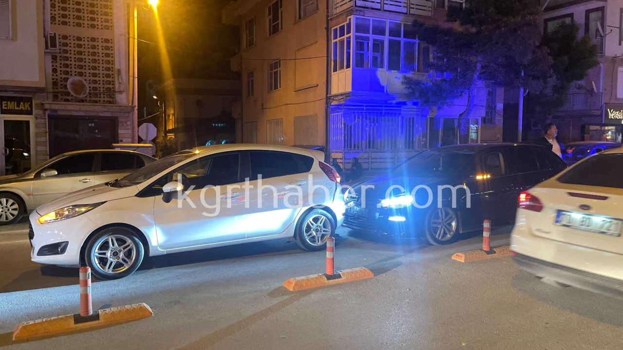 Karamanda Iki Otomobilin Carpistigi Kaza Maddi Hasarla Atlatildi1