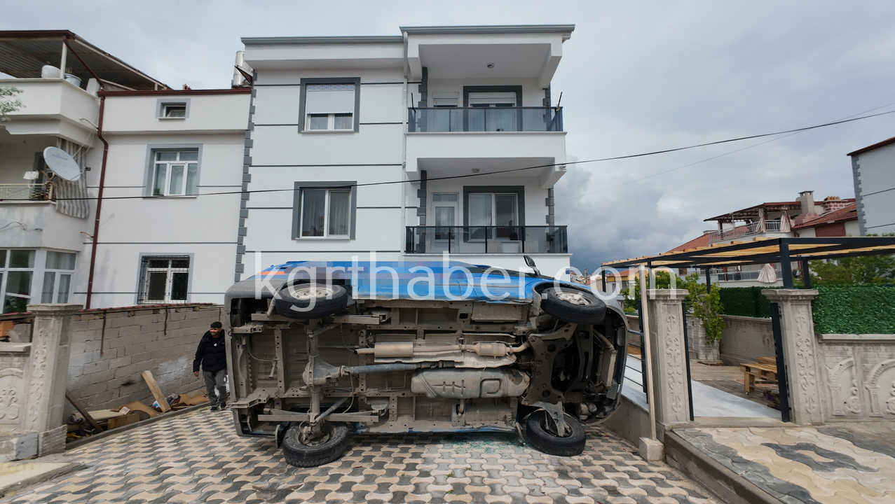 Karamanda Kargo Aracinin Devrilme Ani Kamerada Yaralinin Yardimina Motokurye Kostu1