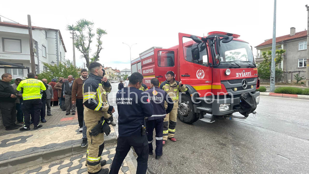 Karamanda Kargo Aracinin Devrilme Ani Kamerada Yaralinin Yardimina Motokurye Kostu10