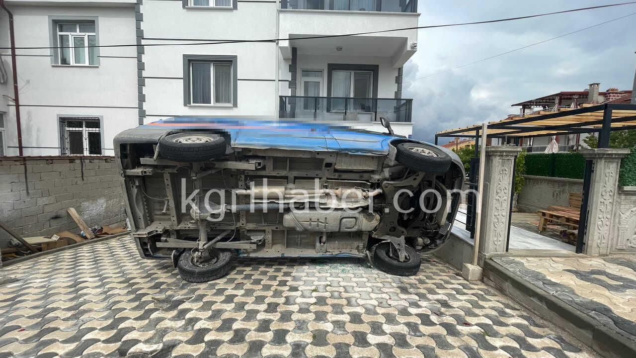 Karamanda Kargo Aracinin Devrilme Ani Kamerada Yaralinin Yardimina Motokurye Kostu11
