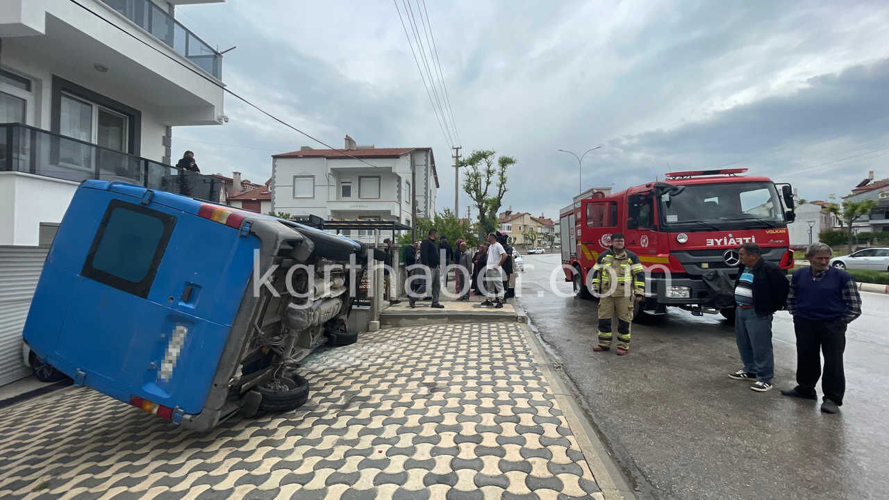 Karamanda Kargo Aracinin Devrilme Ani Kamerada Yaralinin Yardimina Motokurye Kostu12