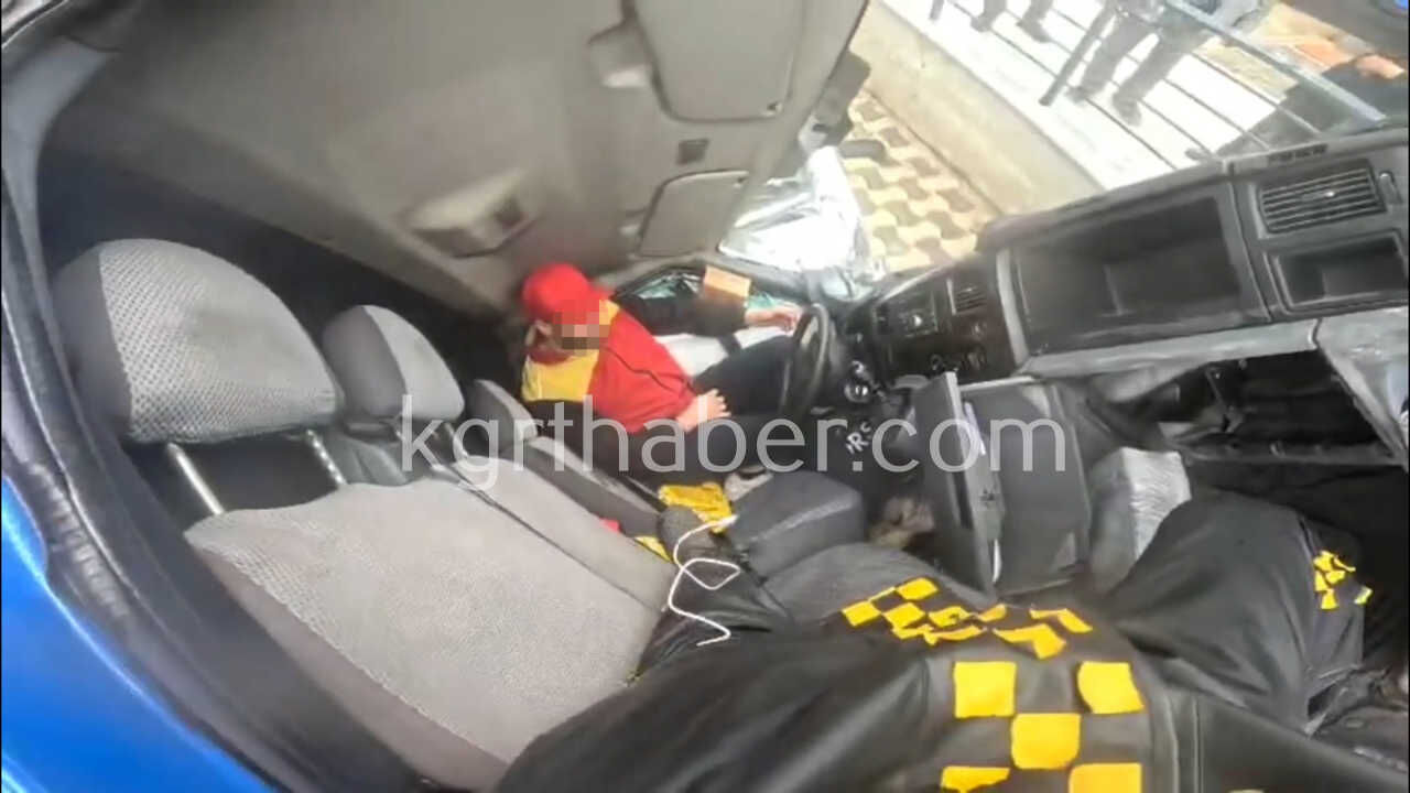 Karamanda Kargo Aracinin Devrilme Ani Kamerada Yaralinin Yardimina Motokurye Kostu6