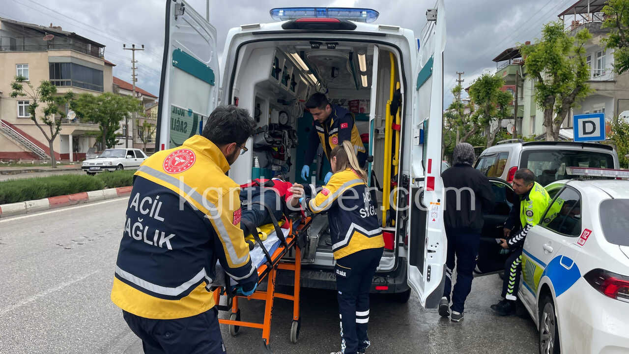 Karamanda Kargo Aracinin Devrilme Ani Kamerada Yaralinin Yardimina Motokurye Kostu8