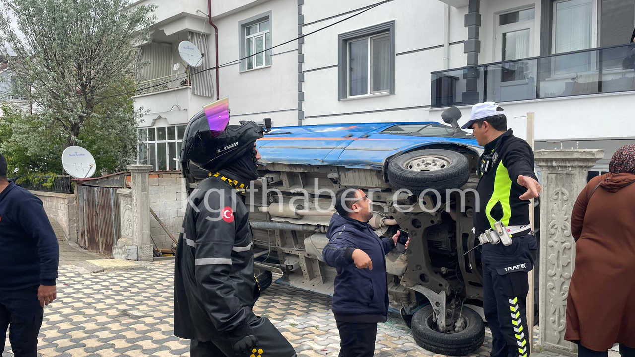 Karamanda Kargo Aracinin Devrilme Ani Kamerada Yaralinin Yardimina Motokurye Kostu9