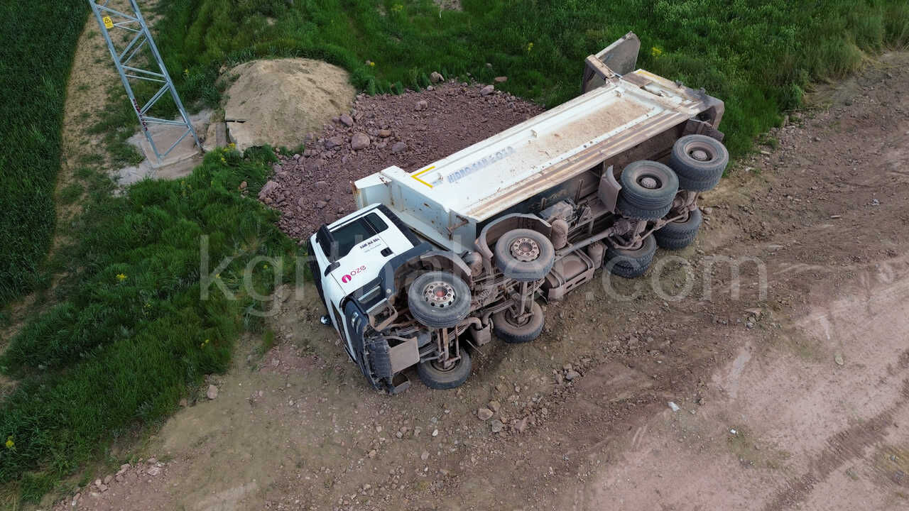 Karamanda Kum Yuklu Kamyon Sarampole Devrildi 1 Yarali1