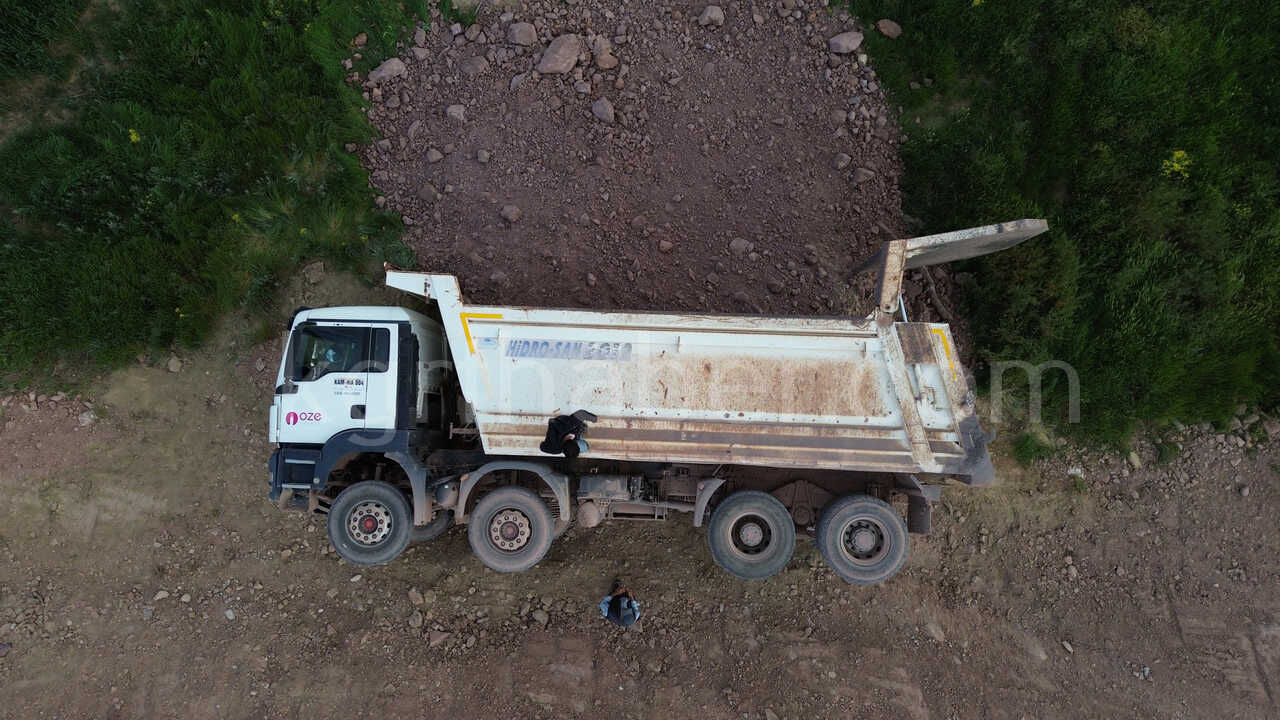 Karamanda Kum Yuklu Kamyon Sarampole Devrildi 1 Yarali10