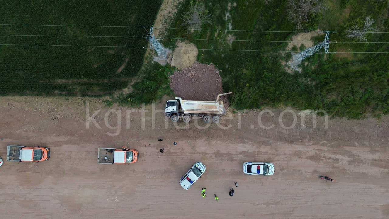 Karamanda Kum Yuklu Kamyon Sarampole Devrildi 1 Yarali11